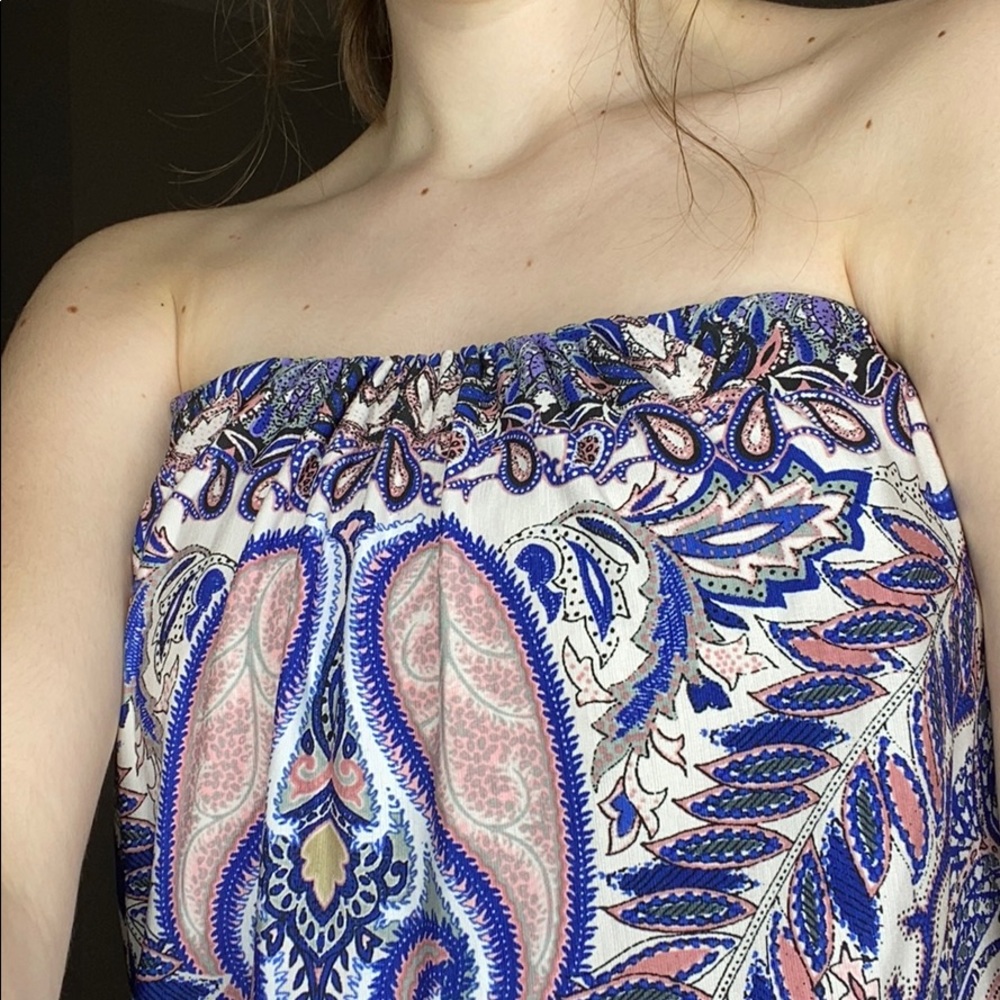 I’m selling this beautiful strapless dress.